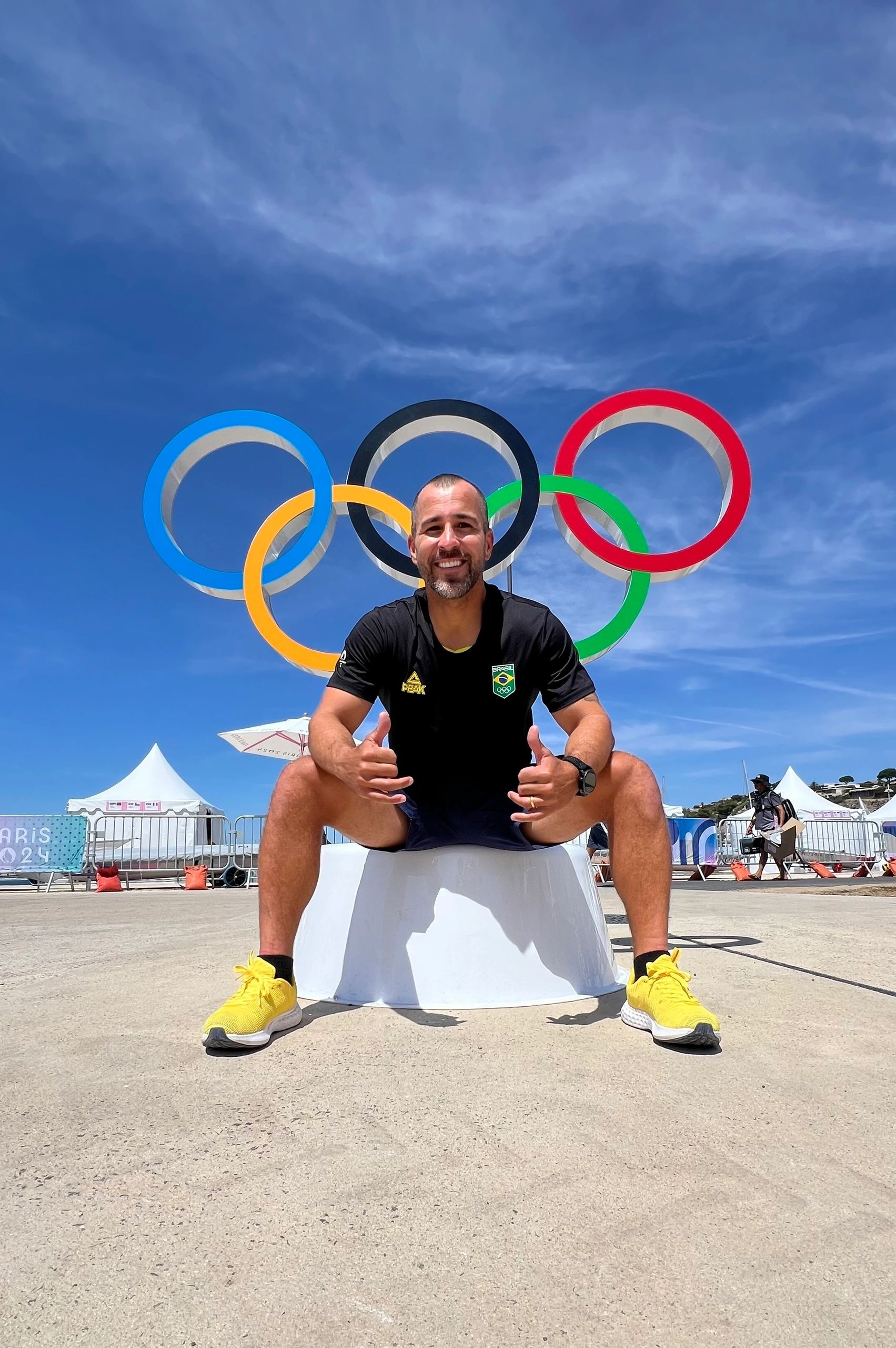 Bruno Fontes diante dos anéis olímpicos em Paris 2024