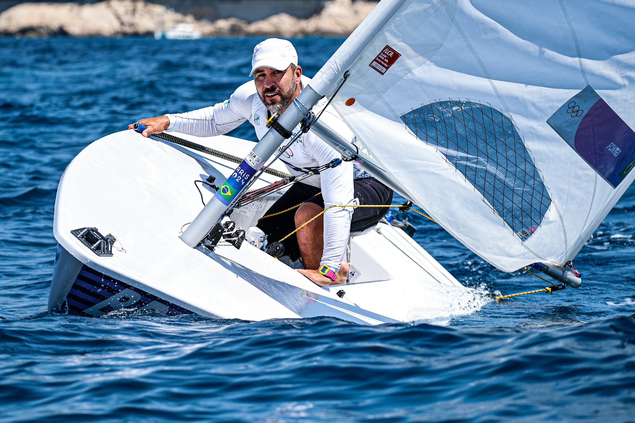 Bruno Fontes adernando o barco na raia olímpica de Marselha, Paris 2024