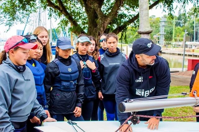Jovens velejadores do Instituto Bruno Fontes em treino